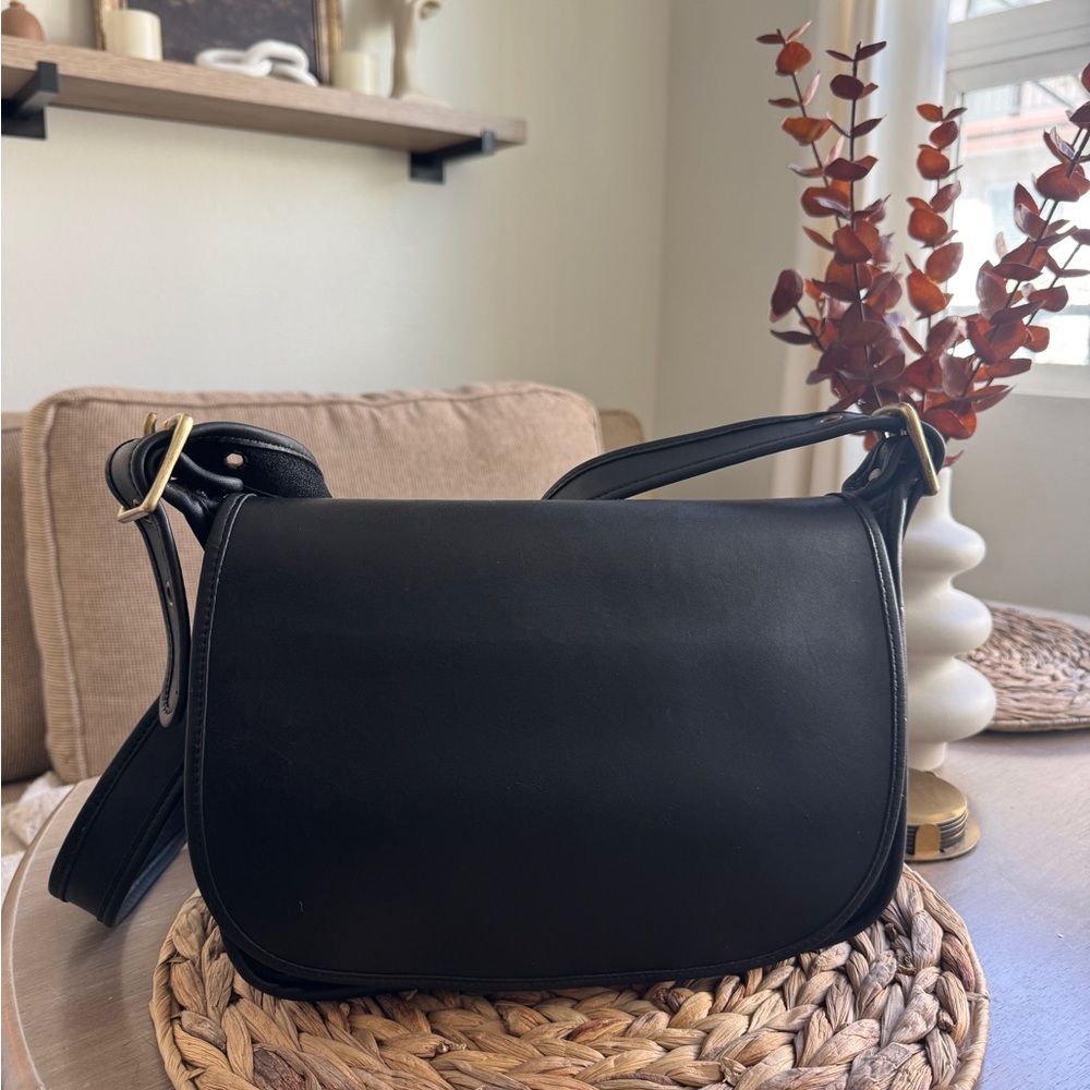 Sleek Black Crossbody Bag with Adjustable Strap
